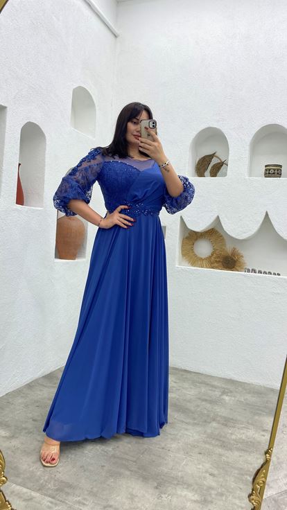 فستان سهرة من الشيفون المطرز باللون النيلي بمقاسات كبيرة مع نقش على الخصر
