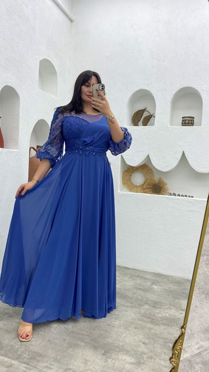 فستان سهرة من الشيفون المطرز باللون النيلي بمقاسات كبيرة مع نقش على الخصر
