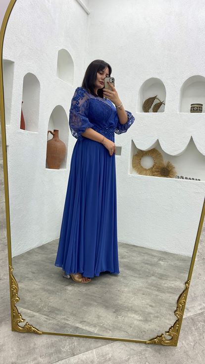 فستان سهرة من الشيفون المطرز باللون النيلي بمقاسات كبيرة مع نقش على الخصر