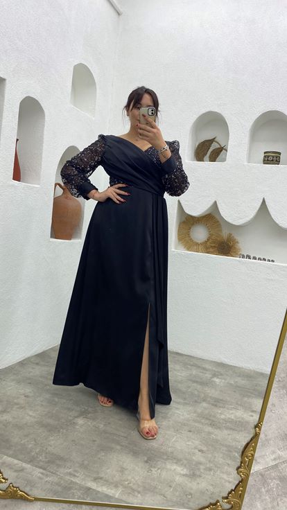 فستان سهرة أسود من الدانتيل والساتان اللامع بمقاسات كبيرة