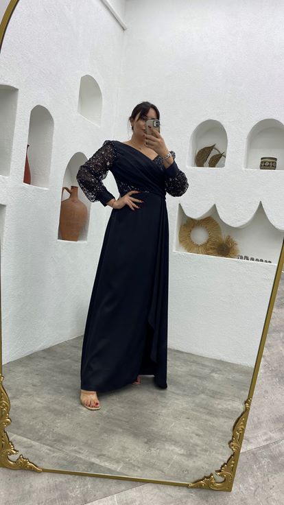 فستان سهرة أسود من الدانتيل والساتان اللامع بمقاسات كبيرة