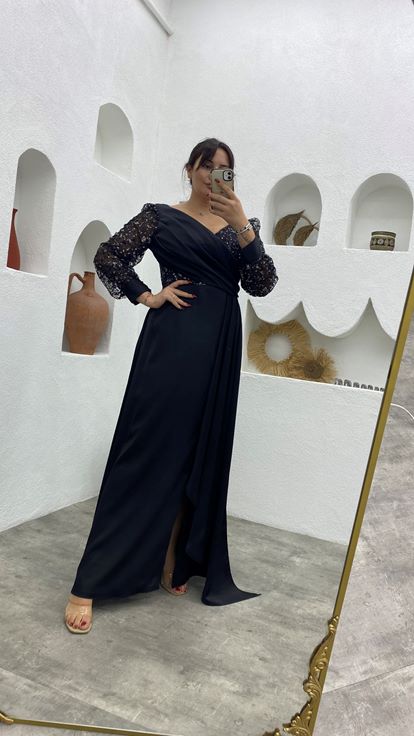 فستان سهرة أسود من الدانتيل والساتان اللامع بمقاسات كبيرة