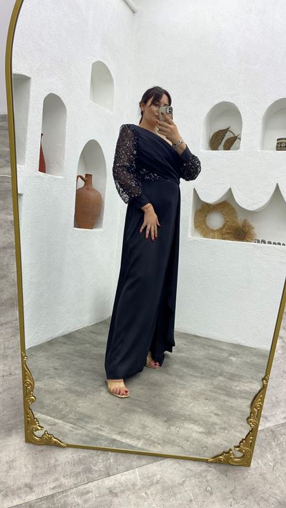 فستان سهرة أسود من الدانتيل والساتان اللامع بمقاسات كبيرة