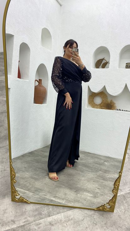 فستان سهرة أسود من الدانتيل والساتان اللامع بمقاسات كبيرة