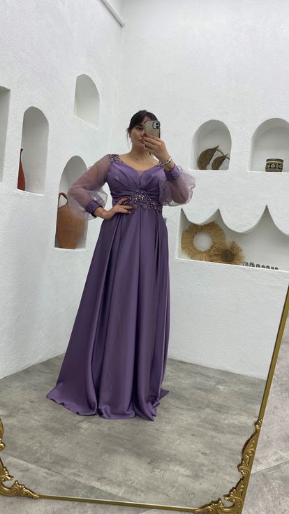 فستان سهرة من الساتان المطرز باللون الأرجواني الفاتح بمقاسات كبيرة مع نقش على الخصر