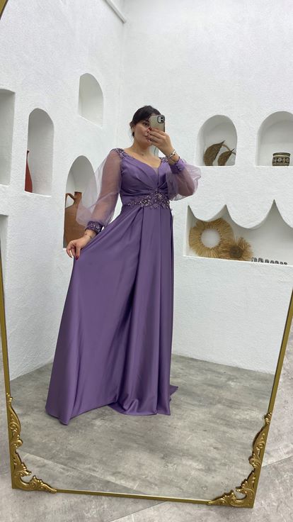 فستان سهرة من الساتان المطرز باللون الأرجواني الفاتح بمقاسات كبيرة مع نقش على الخصر