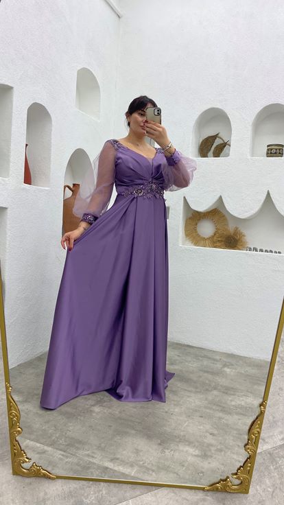 فستان سهرة من الساتان المطرز باللون الأرجواني الفاتح بمقاسات كبيرة مع نقش على الخصر