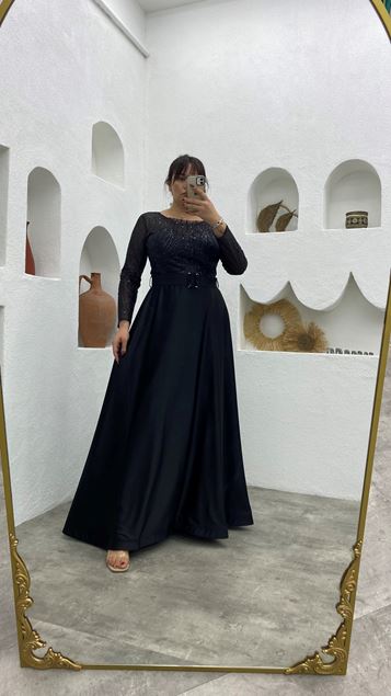 Siyah İşlemeli Simli Kemerli Saten Büyük Beden Abiye Elbise