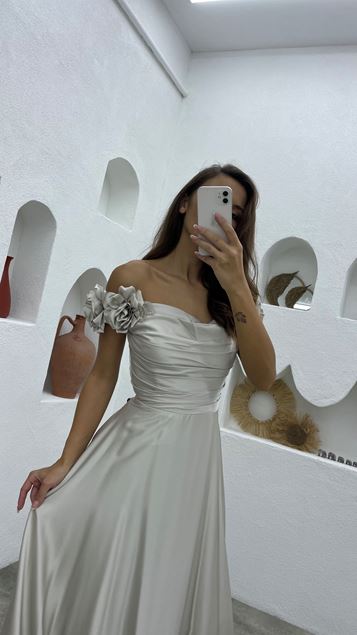 Maniche grigie balze drappeggiato raso abito da sera