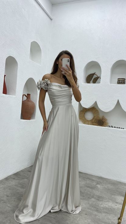 Robe de soirée en satin à manches volantées jaune