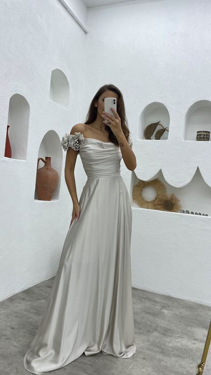 Robe de soirée en satin à manches volantées jaune