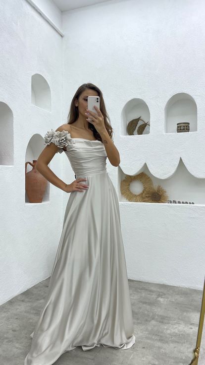 Robe de soirée en satin à manches volantées jaune