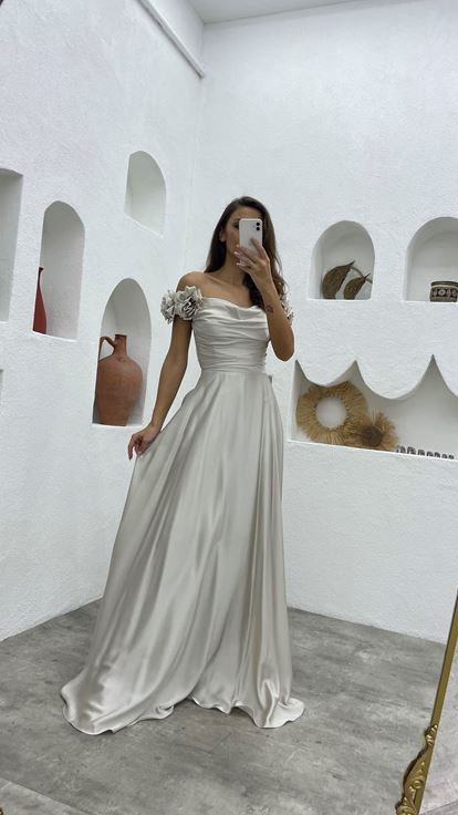 Robe de soirée en satin à manches volantées jaune