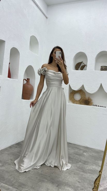 Robe de soirée en satin à manches volantées jaune