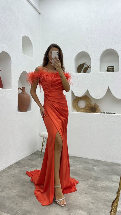 Orangefarbenes  mit Quasten verziertes Satin Abendkleid