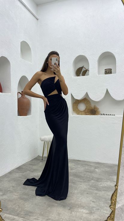 Siyah Zincir Askılı Büzgülü Abiye Elbise