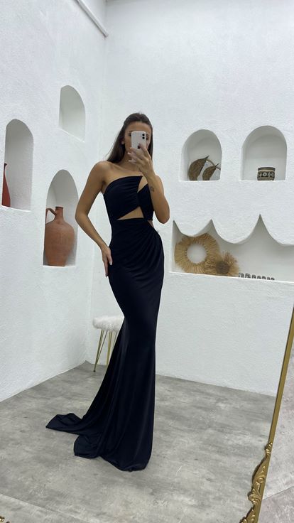 Siyah Zincir Askılı Büzgülü Abiye Elbise