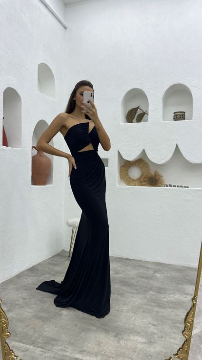 Siyah Zincir Askılı Büzgülü Abiye Elbise