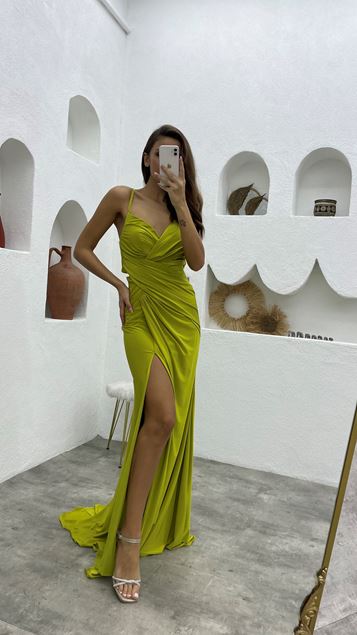 Gelbes, gerafftes Abendkleid mit Seilträgern