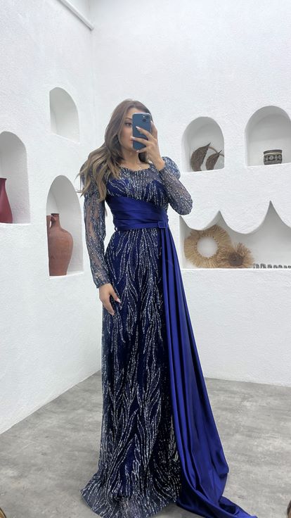 فستان سهرة أزرق داكن مطرز بتفاصيل من الساتان اللامع مع حزام