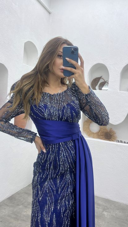 فستان سهرة أزرق داكن مطرز بتفاصيل من الساتان اللامع مع حزام