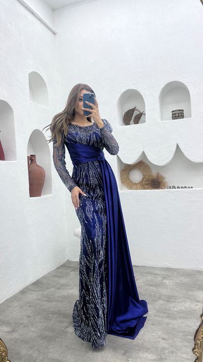 فستان سهرة أزرق داكن مطرز بتفاصيل من الساتان اللامع مع حزام