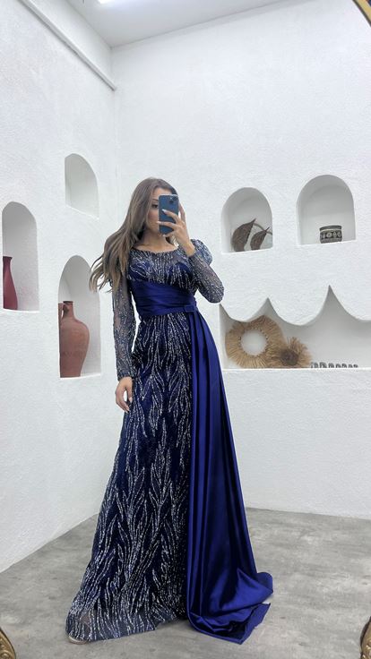 فستان سهرة أزرق داكن مطرز بتفاصيل من الساتان اللامع مع حزام
