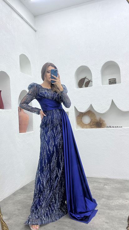 فستان سهرة أزرق داكن مطرز بتفاصيل من الساتان اللامع مع حزام