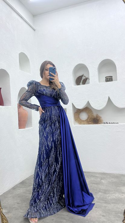 فستان سهرة أزرق داكن مطرز بتفاصيل من الساتان اللامع مع حزام