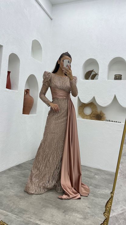 Vestido de noche rosa empolvado con detalle bordado de satén y cinturón