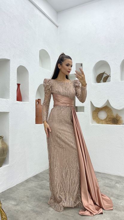 Vestido de noche rosa empolvado con detalle bordado de satén y cinturón