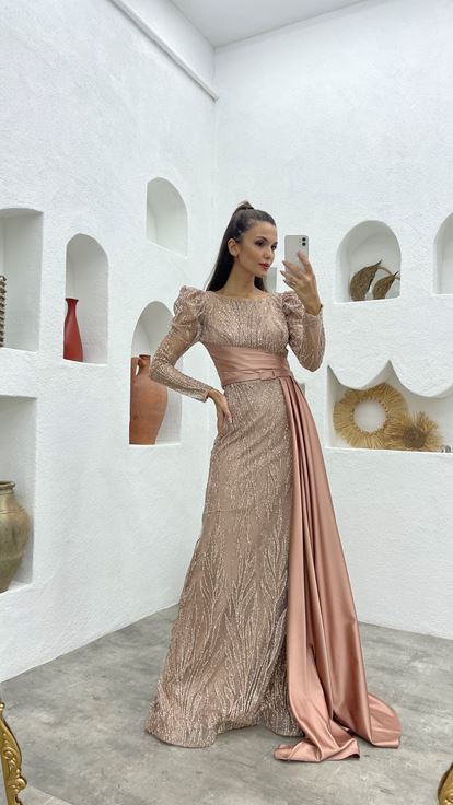 Vestido de noche rosa empolvado con detalle bordado de satén y cinturón