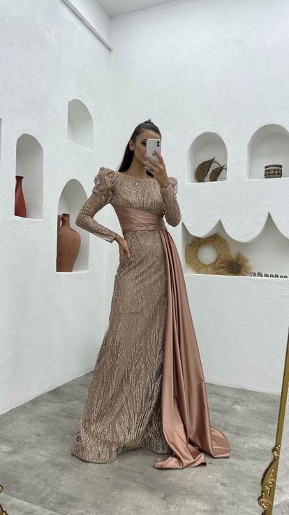 Vestido de noche rosa empolvado con detalle bordado de satén y cinturón