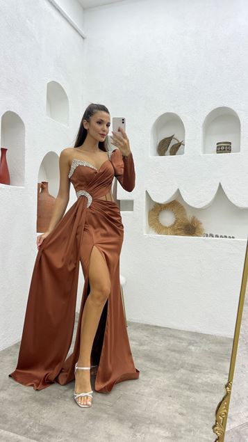 Gefliestes, einärmliges, besticktes Satin-Abendkleid