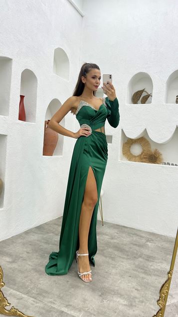 Grünes, einärmliges, besticktes Satin-Abendkleid