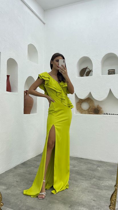 Robe de soirée en satin à flanc jaune à une épaule