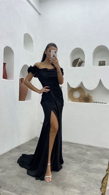 Vestido de noche de satén drapeado con volantes con mangas negras