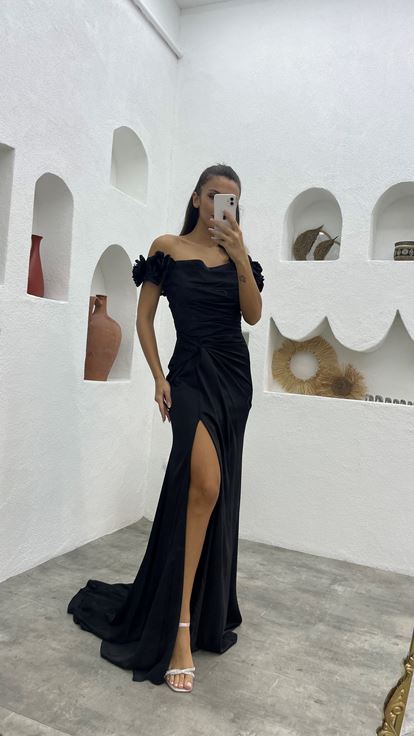 فستان سهرة من الساتان بأكمام سوداء منتفخة