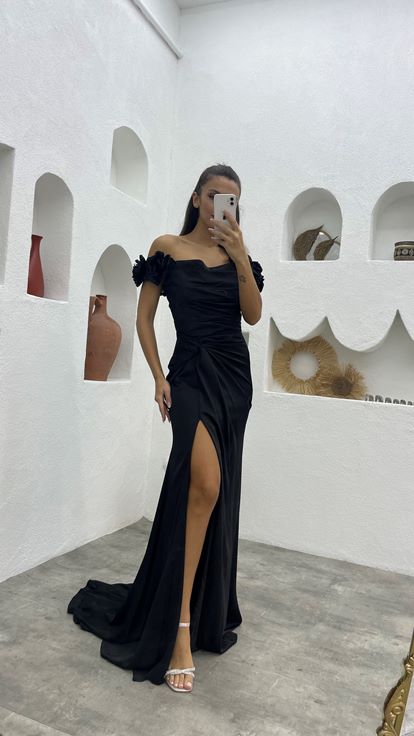 فستان سهرة من الساتان بأكمام سوداء منتفخة