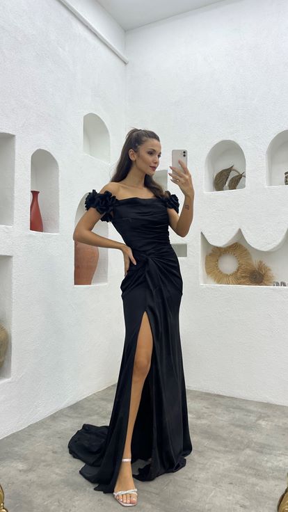 فستان سهرة من الساتان بأكمام سوداء منتفخة