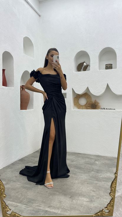 فستان سهرة من الساتان بأكمام سوداء منتفخة