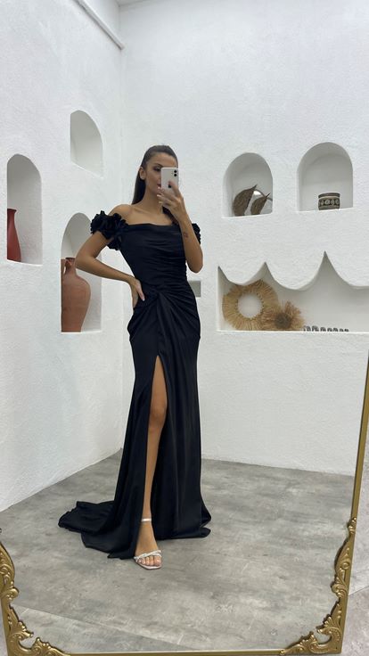 فستان سهرة من الساتان بأكمام سوداء منتفخة