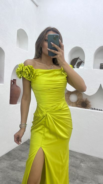 Vestido de noche de satén drapeado con volantes con mangas amarillas