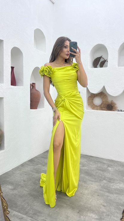 Vestido de noche de satén drapeado con volantes con mangas amarillas