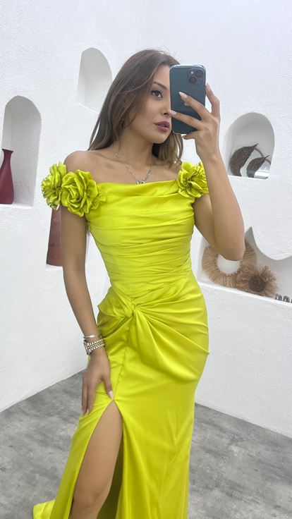 Vestido de noche de satén drapeado con volantes con mangas amarillas
