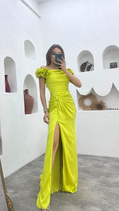 Vestido de noche de satén drapeado con volantes con mangas amarillas