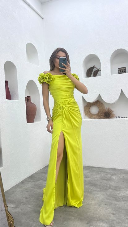 Vestido de noche de satén drapeado con volantes con mangas amarillas