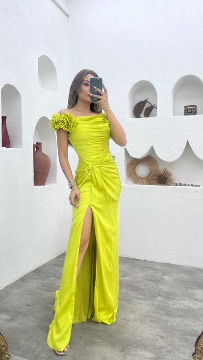 Vestido de noche de satén drapeado con volantes con mangas amarillas