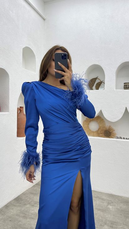 Vestido de noche de satén con borlas de un hombro drapeado índigo