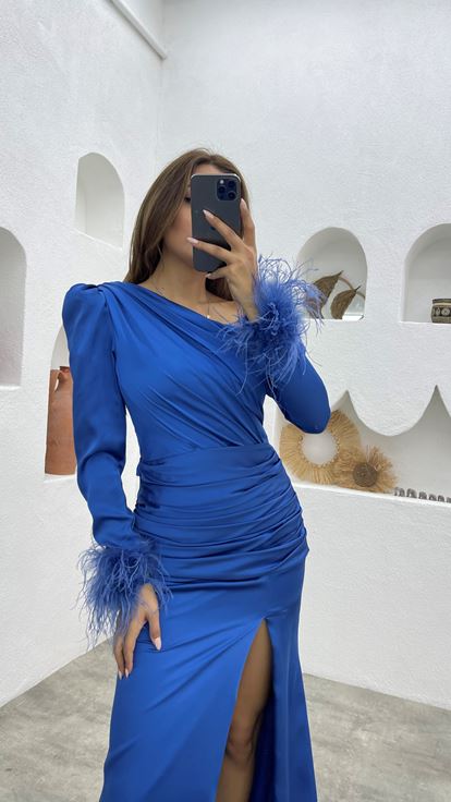 Vestido de noche de satén con borlas de un hombro drapeado índigo